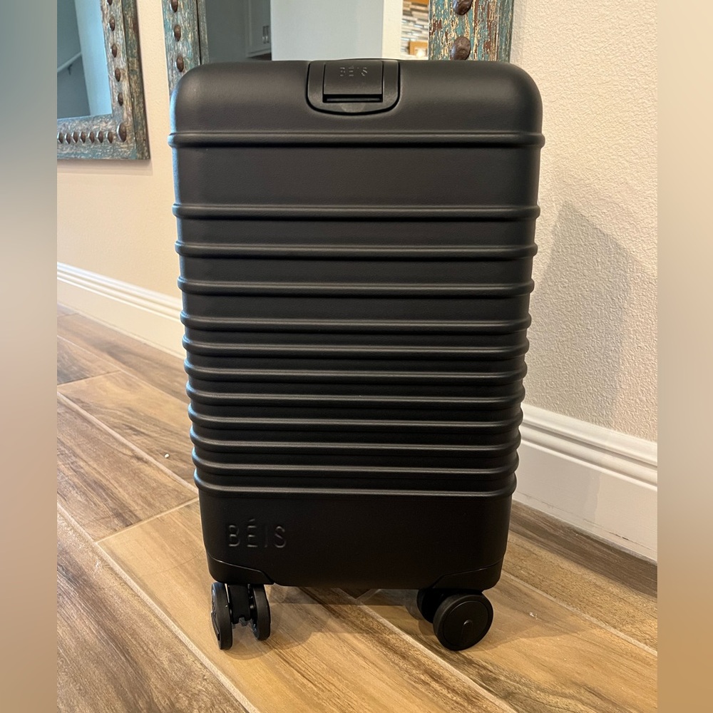 BÉIS | Matte Black | Small Carry-On Roller Luggage